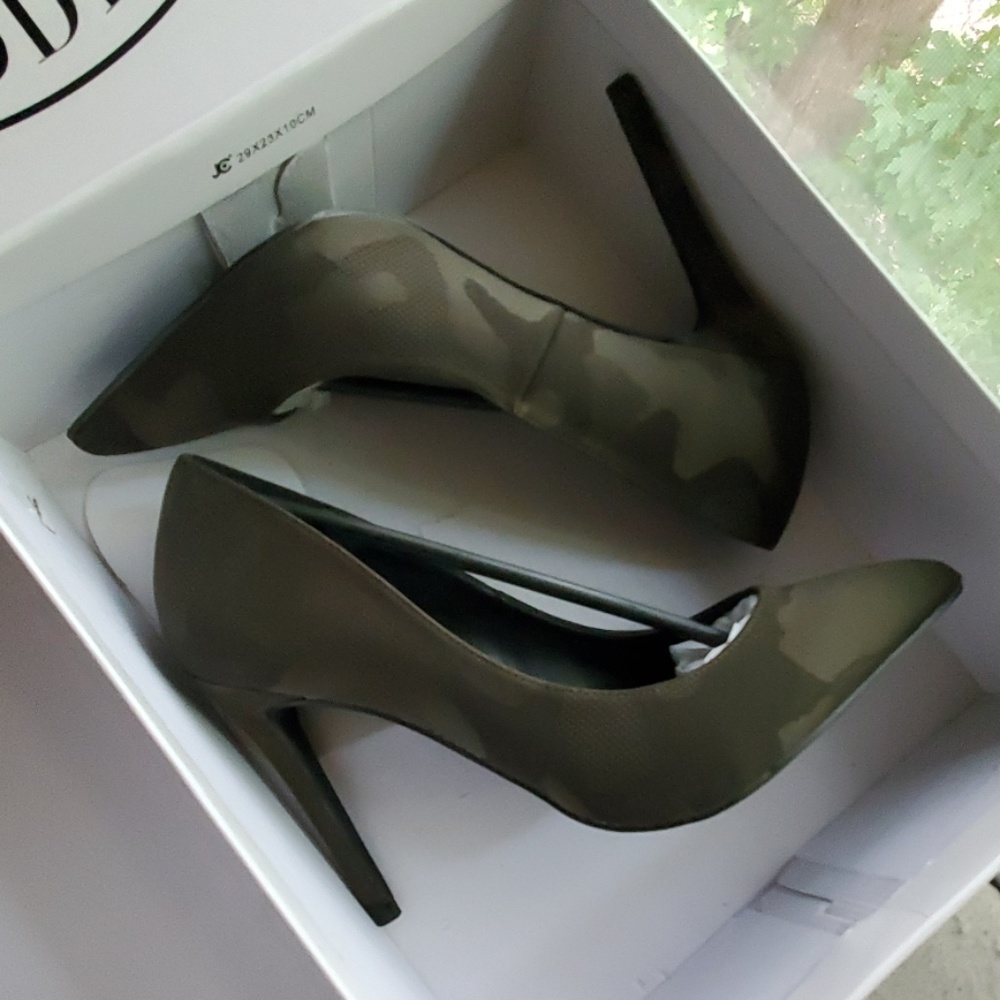 Brand New Steve Madden Camouflage Pumps Siz